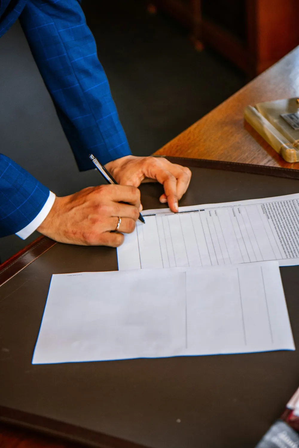 Firma de documento laboral con asesoría permanente
