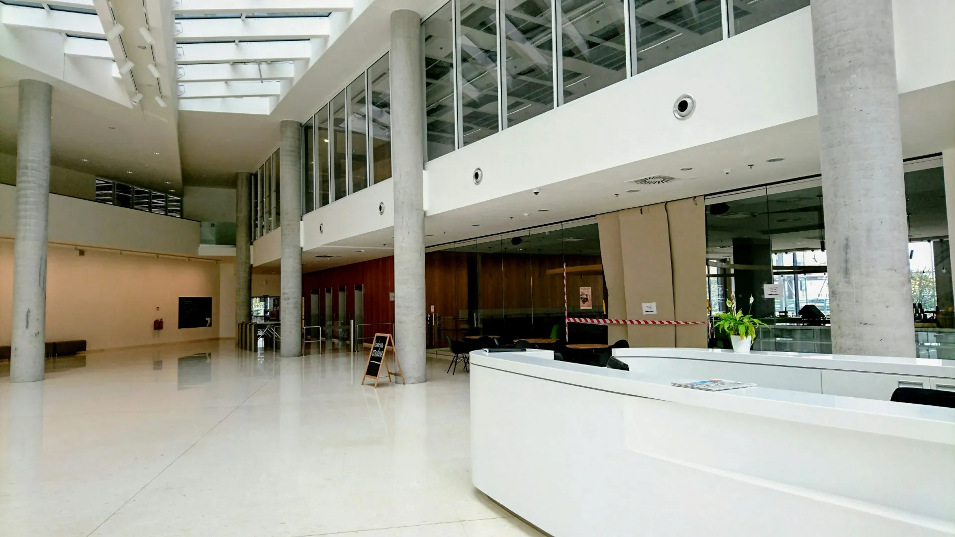 Lobby del edificio de oficinas de Lextalento