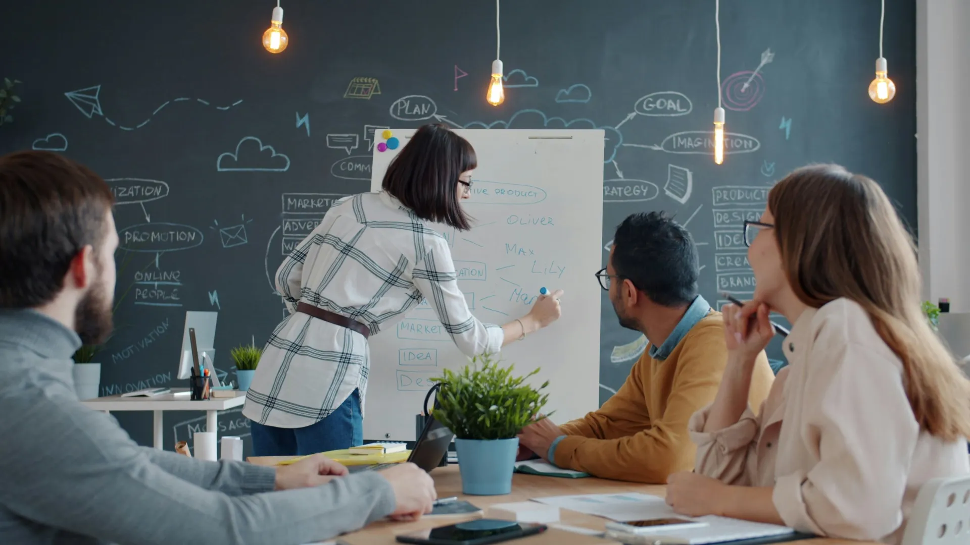 Taller de formación corporativa frente a una pizarra