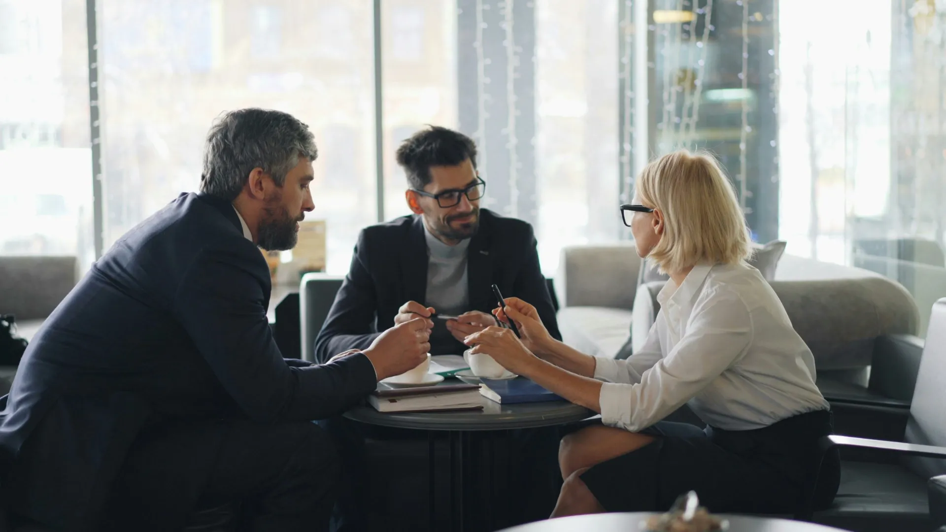 Abogados asesorando a un empresario en una reunión