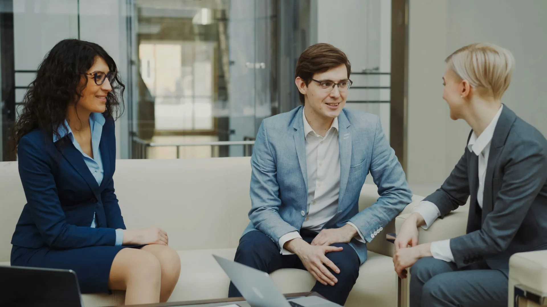 Consultores de recursos humanos conversando con clientes