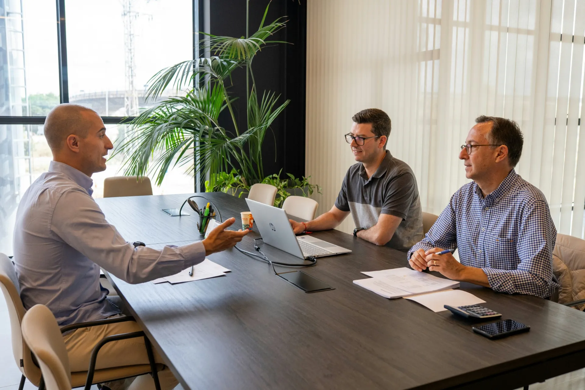 Equipo jurídico revisando el caso de una empresa