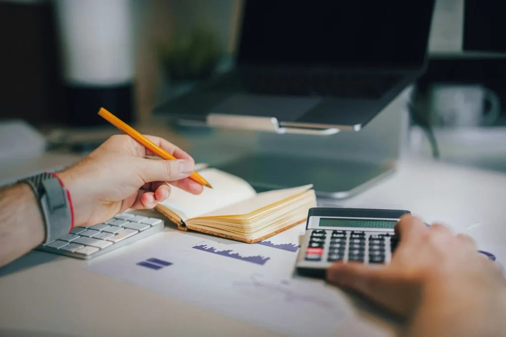 Revisión de cuentas por cobrar con calculadora