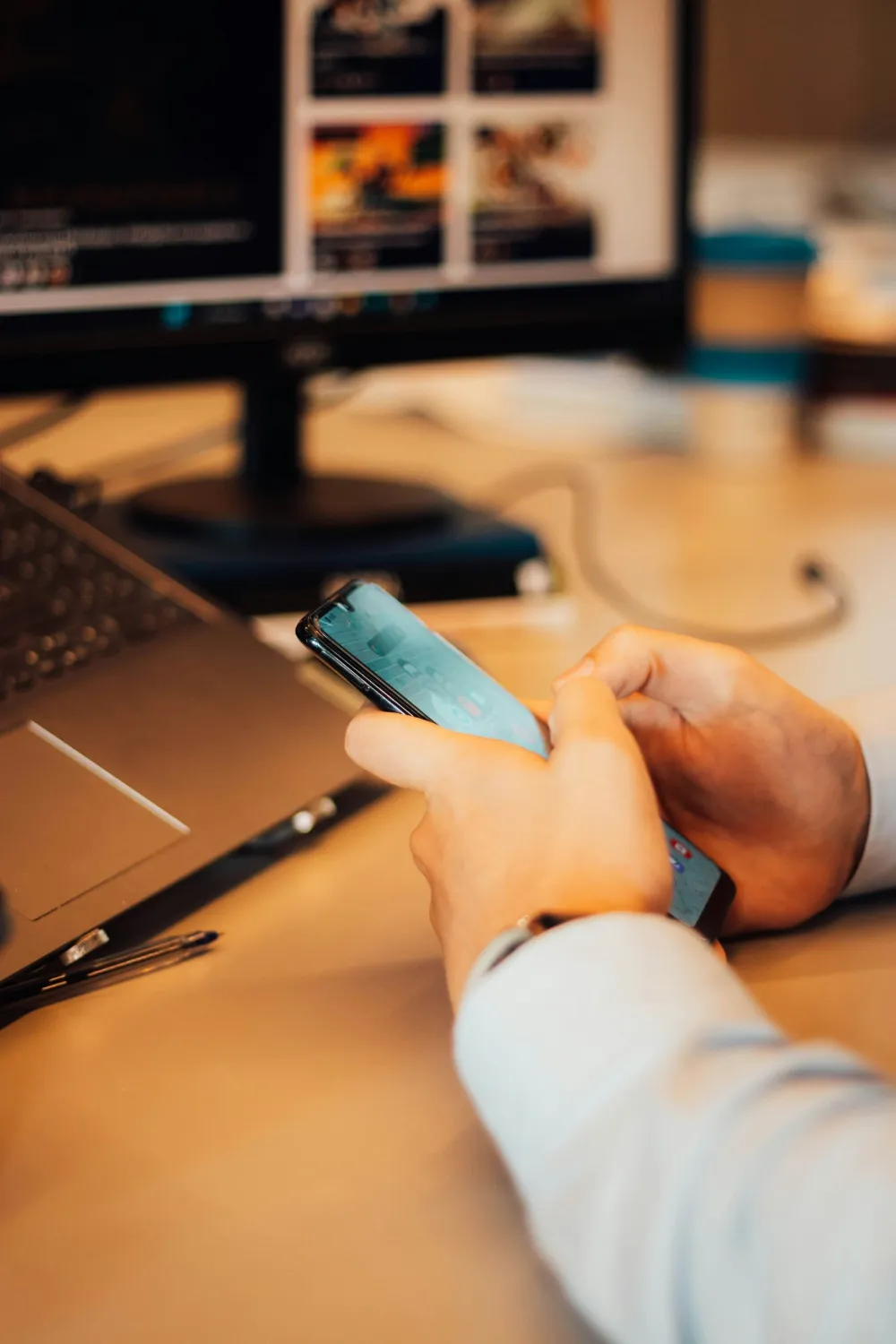 Trabajador respondiendo la batería de riesgo psicosocial desde el celular