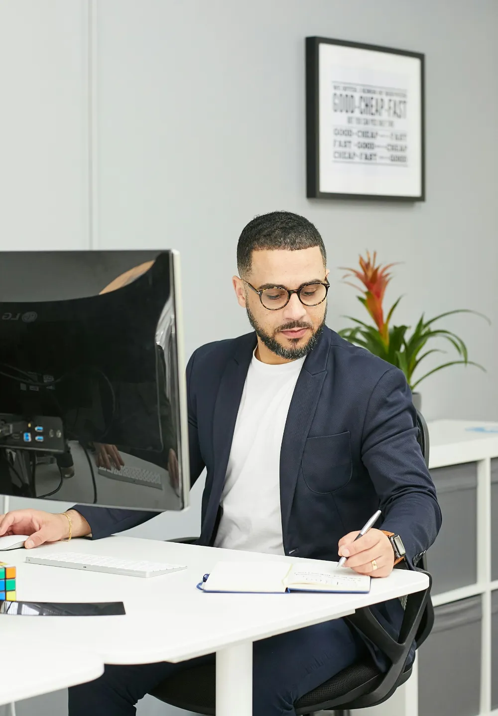 Líder revisando decisiones de contratación en su escritorio