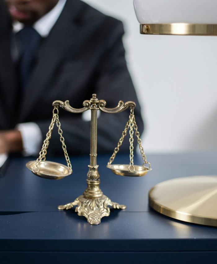 Empleado trabajando en jornada parcial en oficina corporativa